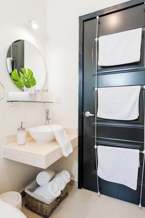 Shower, hair dryer, towels, soap - Workation Paradise Gated, WIFI 500MB, Gym, Pool (Solidaridad)