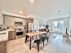 Full-sized fridge, microwave, oven, stovetop - Stylish Downtown LA Gateway (Los Angeles)