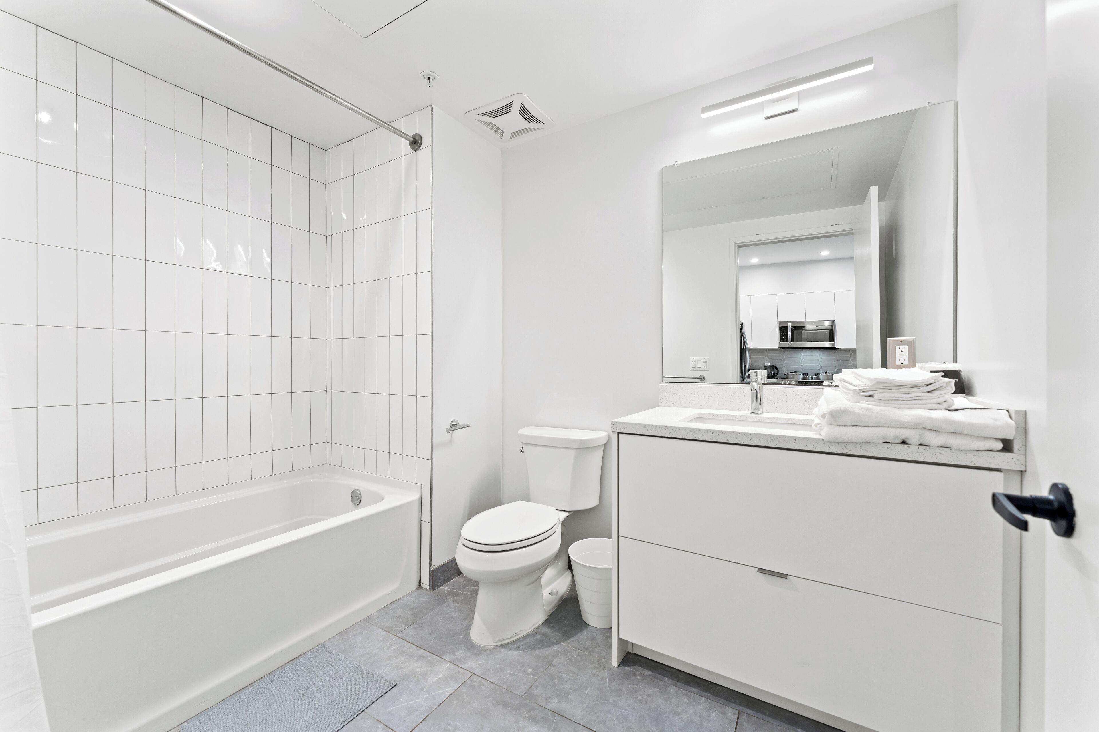 Ducha, secador de pelo, toallas, shampoo