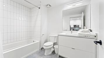 Ducha, secador de pelo, toallas, shampoo