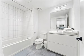Shower, hair dryer, towels, shampoo - Stylish Downtown LA Gateway (Los Angeles)