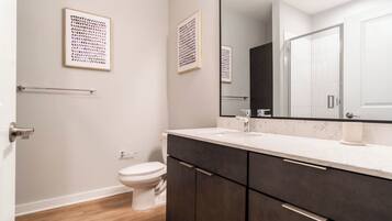 Studio | Bathroom | Free toiletries, hair dryer, towels, soap