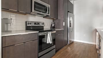 Apartment, 1 Bedroom | Private kitchen | Full-size fridge, microwave, oven, stovetop