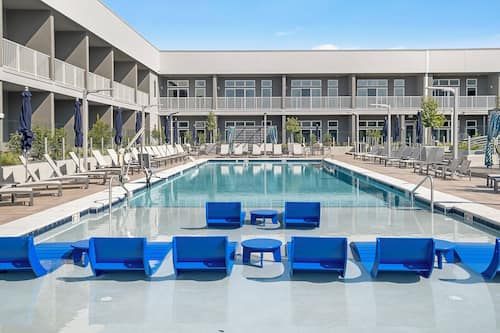 Outdoor pool, free cabanas, sun loungers