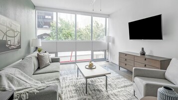 40-inch TV with digital channels