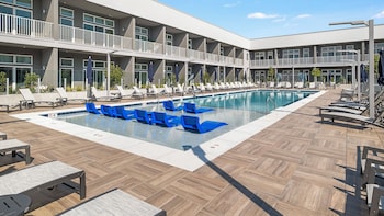 Landing at 20 Midtown Apartments