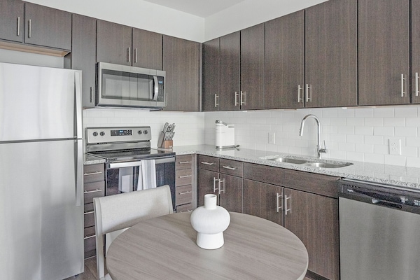 Full-size fridge, microwave, oven, stovetop