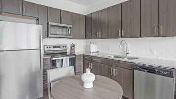 大冰箱、微波炉、烤箱、炉灶