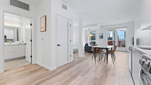 In-room dining - Stylish LA Studio Prime Location (Los Angeles)