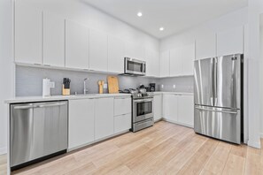 Grand réfrigérateur, micro-ondes, four, plaque de cuisson