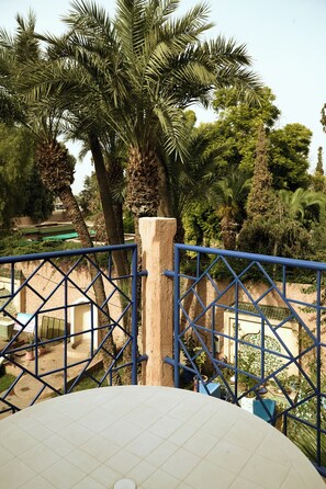 Hus – comfort, balkong, bassengutsikt | Terrasse/patio