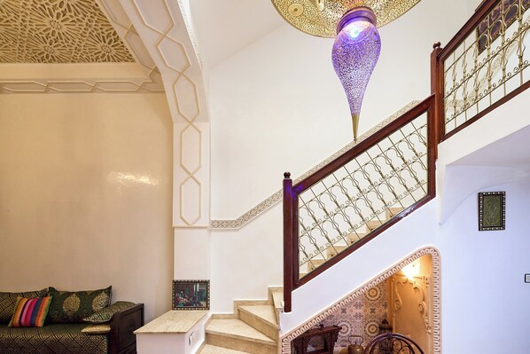 Hus – comfort, balkong, bassengutsikt | Oppholdsområde | TV