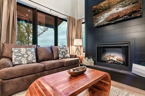 Smart-TV, Kamin, Tischfußball, Tischtennisplatte