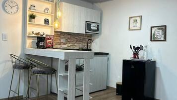 1 habitación, espacio para trabajar con laptop y cortinas blackout