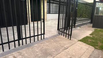 Vista frontal de la propiedad