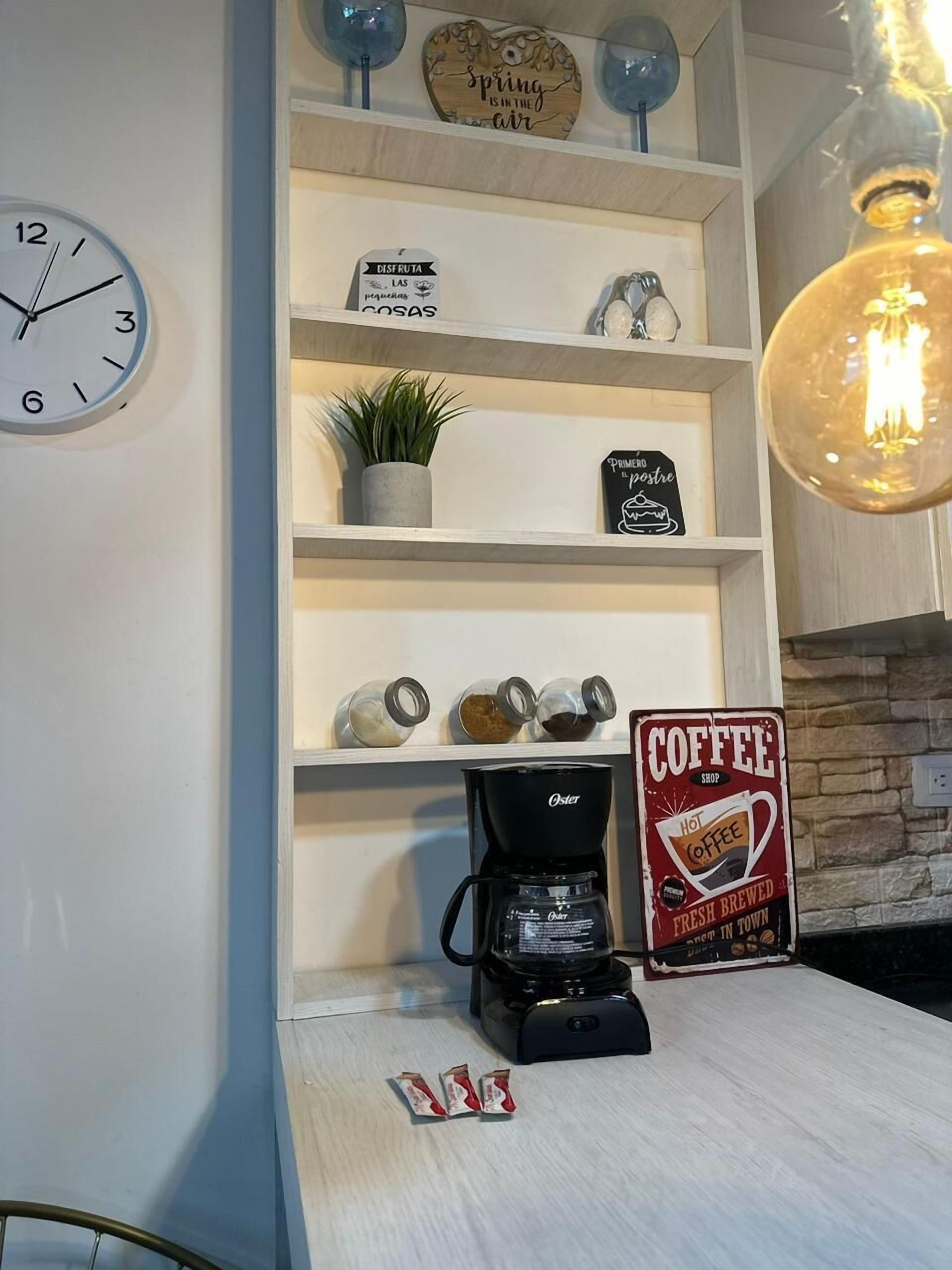 Espacio para trabajar con laptop, cortinas blackout y insonorización 