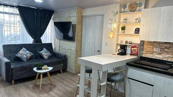 1 habitación, espacio para trabajar con laptop y cortinas blackout