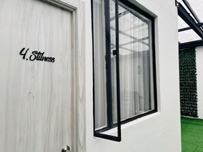 Laptopgeeigneter Arbeitsplatz, Verdunkelungsvorhänge