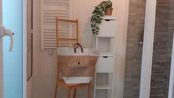 Een douche, een haardroger, handdoeken, toiletpapier