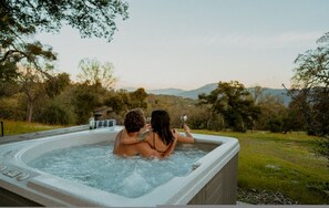 Bañera de hidromasaje al aire libre