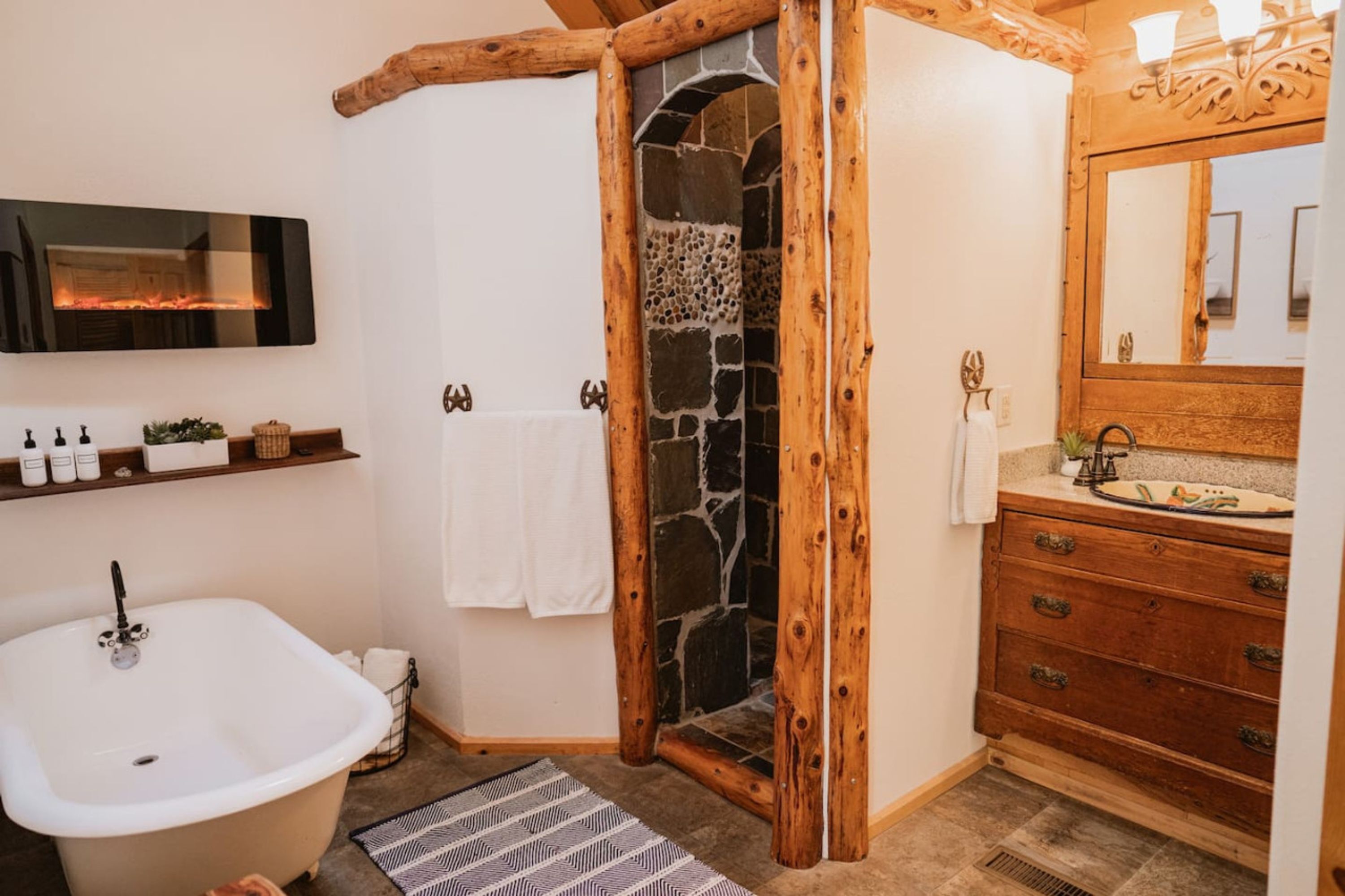 House | Bathroom | Free toiletries, toilet paper