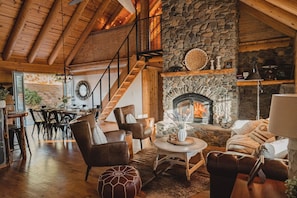 Interior - Scenic View Timber Lodge Hottub by Casa Oso (Mariposa)