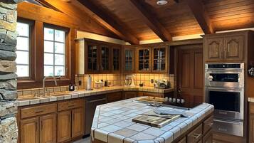 House | 4 bedrooms, desk