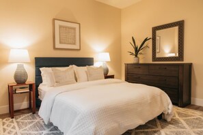 House | 3 bedrooms, desk