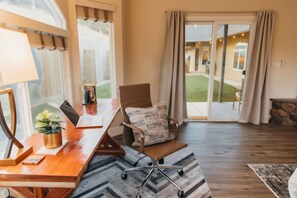 House | 3 bedrooms, desk