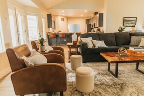 House | 3 bedrooms, desk