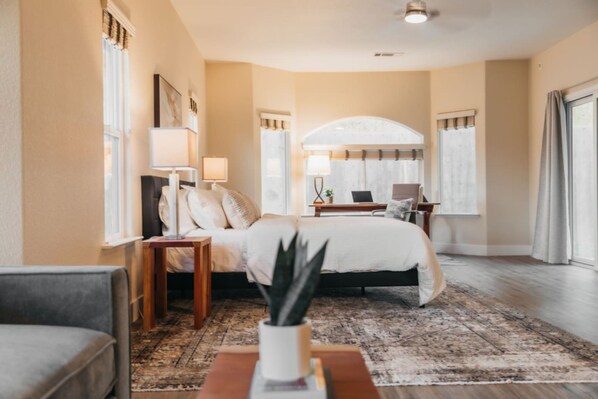 House | 3 bedrooms, desk