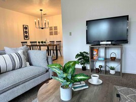 House | 2 bedrooms, desk