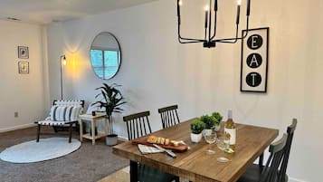 Nhà | 2 phòng ngủ, bàn