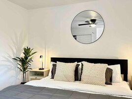 House | 2 bedrooms, desk