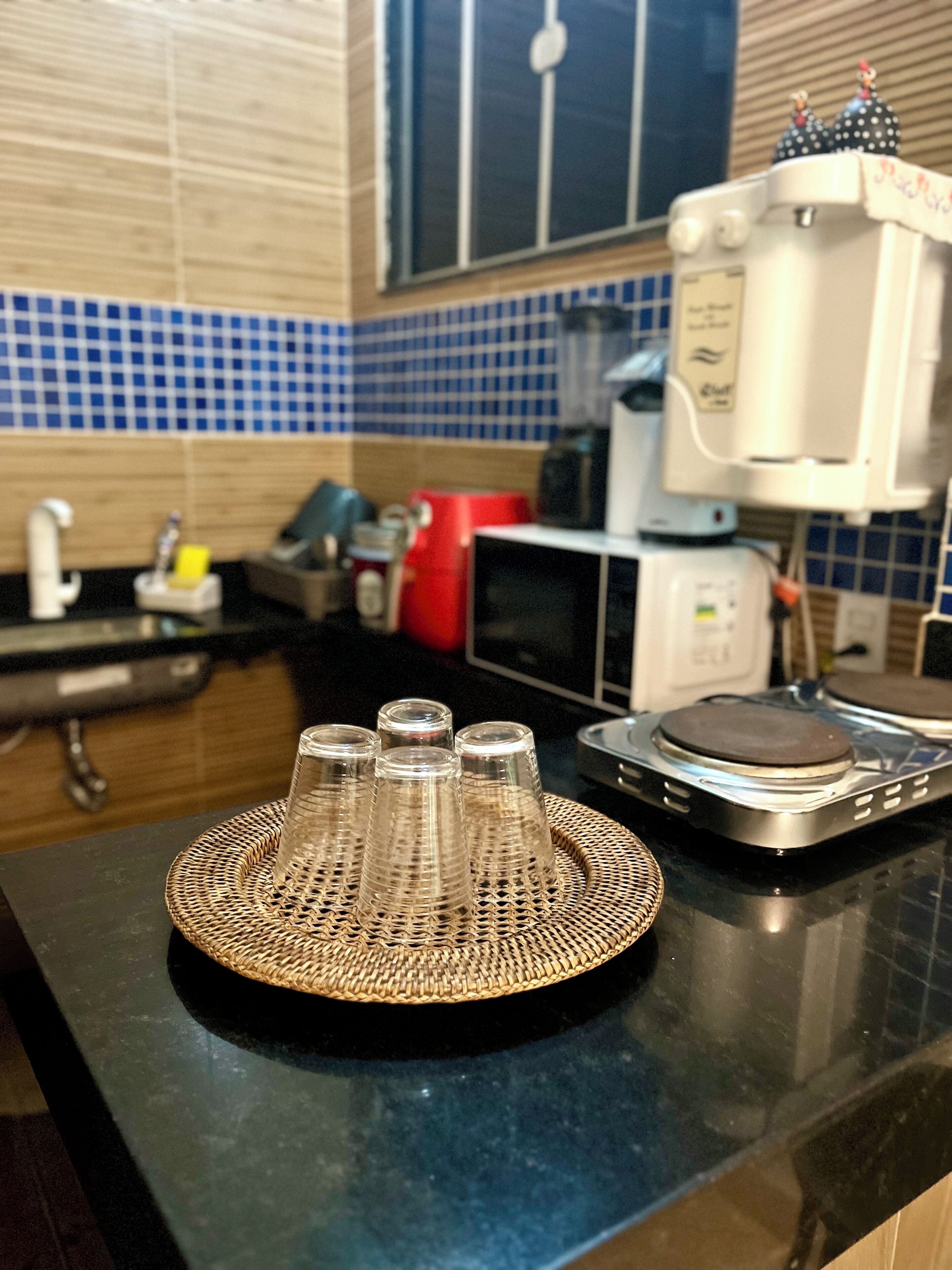 Jääkaappi, mikroaaltouuni, liesi, vedenkeitin