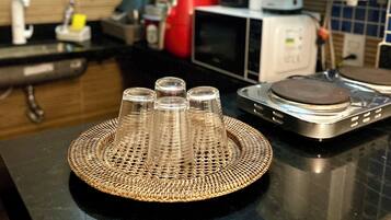 Réfrigérateur, micro-ondes, plaque de cuisson, bouilloire électrique