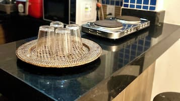 Een koelkast, een magnetron, een kookplaat, een waterkoker