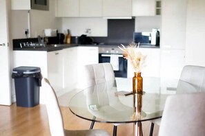 Fridge, microwave, oven, stovetop - Business & Leisure Stays in RG2 (Berkshire)