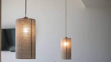 Suite Eksekutif, pemandangan laut | 1 kamar tidur, minibar, brankas, dan tirai kedap cahaya