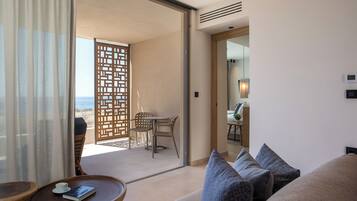 Suite Eksekutif, pemandangan laut | 1 kamar tidur, minibar, brankas, dan tirai kedap cahaya