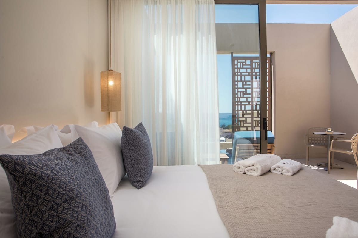 Deluxe suite, balkon, uitzicht op zee | 1 slaapkamer, een minibar, een kluis op de kamer