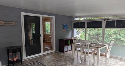 Charming, treetop Indian River Hideaway