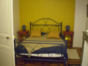 2 bedrooms, iron/ironing board, travel cot, free WiFi