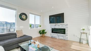 Smart TV, fireplace, stereo