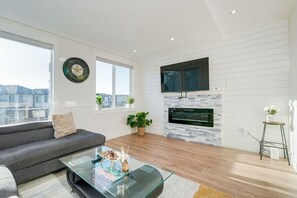 Smart-tv, een open haard en een stereo