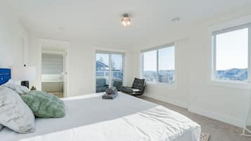 4 bedrooms, desk, iron/ironing board, WiFi