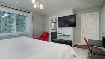 4 bedrooms, desk, iron/ironing board, WiFi