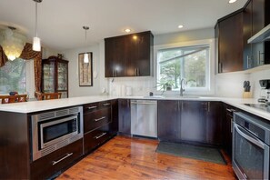 Fridge, microwave, oven, stovetop - Modern Home in Victoria BC (Victoria)