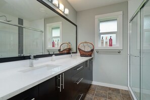 Hair dryer - Modern Home in Victoria BC (Victoria)