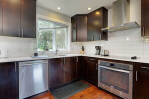 Fridge, microwave, oven, stovetop - Modern Home in Victoria BC (Victoria)